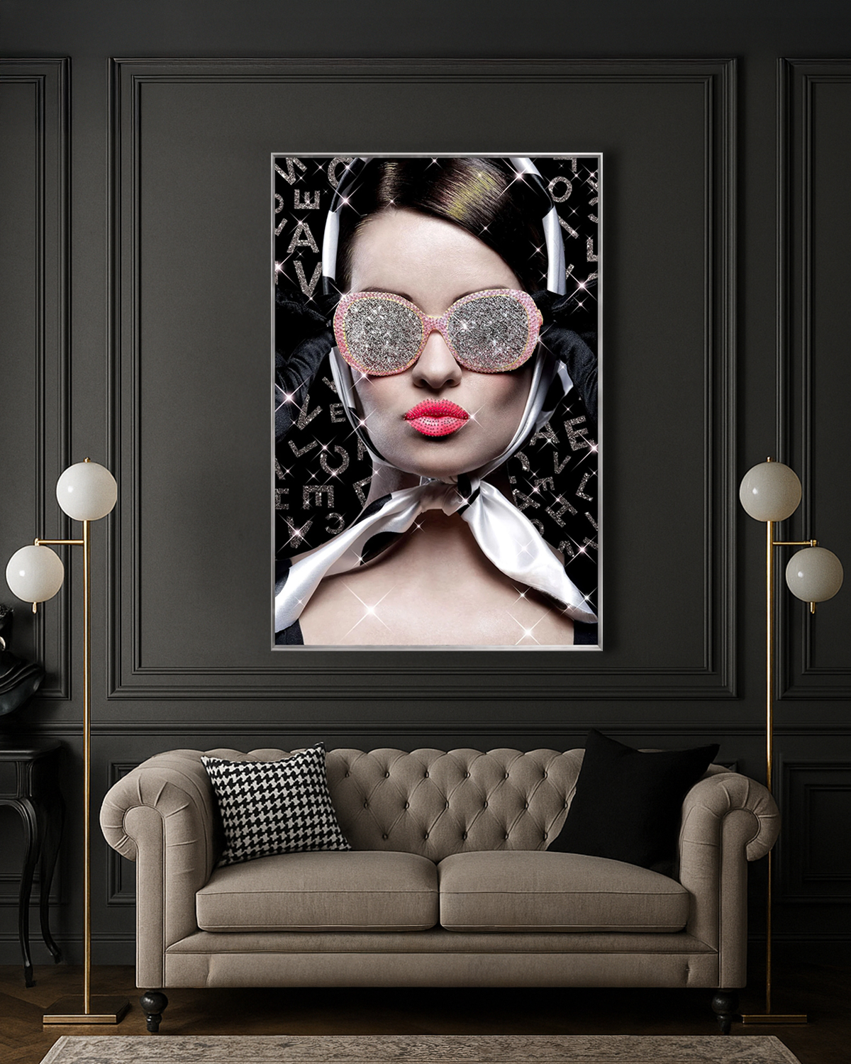 pembe gözlüklü kadın